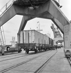 171574 Afbeelding van de overslag van containers van United States Lines in de Prinses Margriethaven te Rotterdam.